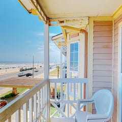 Beachfront Haven - Gulf-Front, Pool & Hot Tub